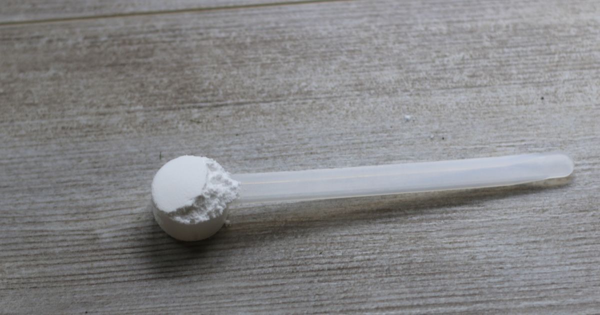 Small scoop of creatine
