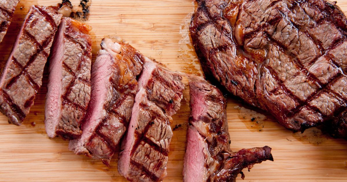 cooked steak slices