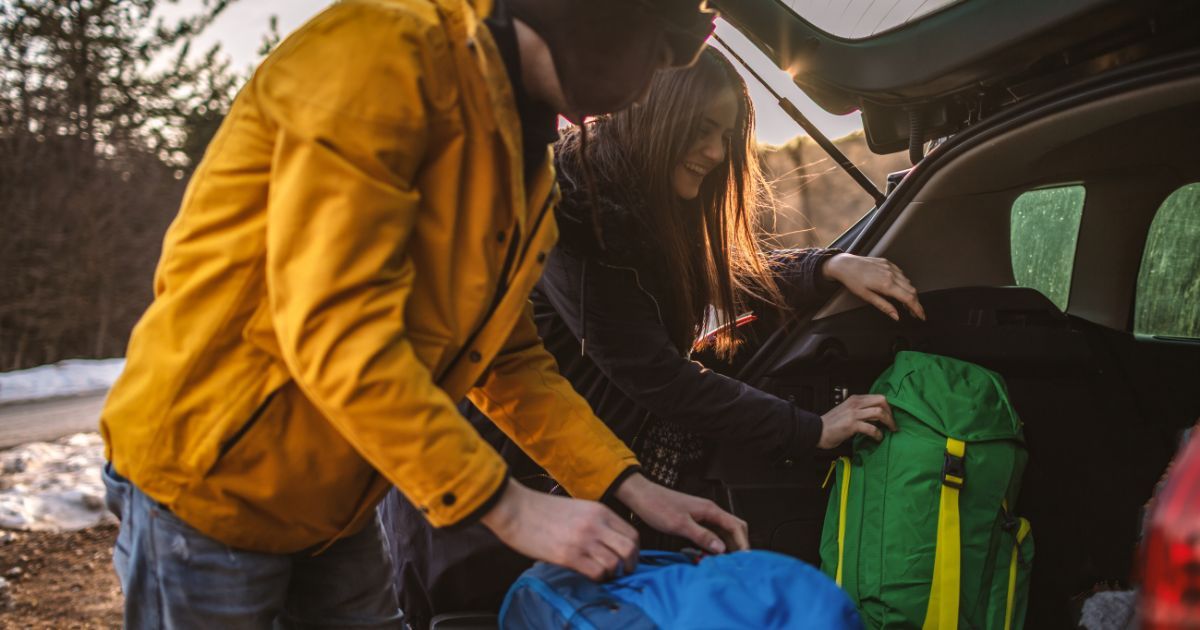 couple packing car