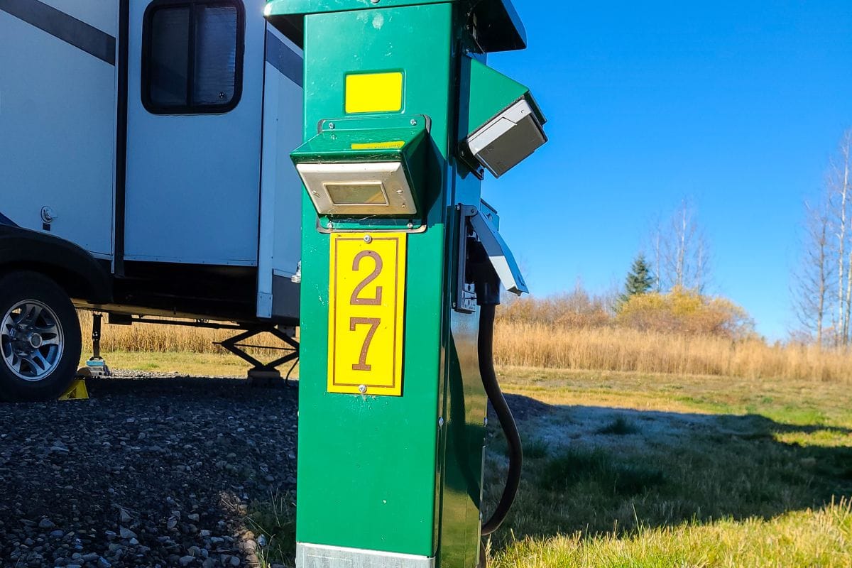 rv plug in at electric pedestal
